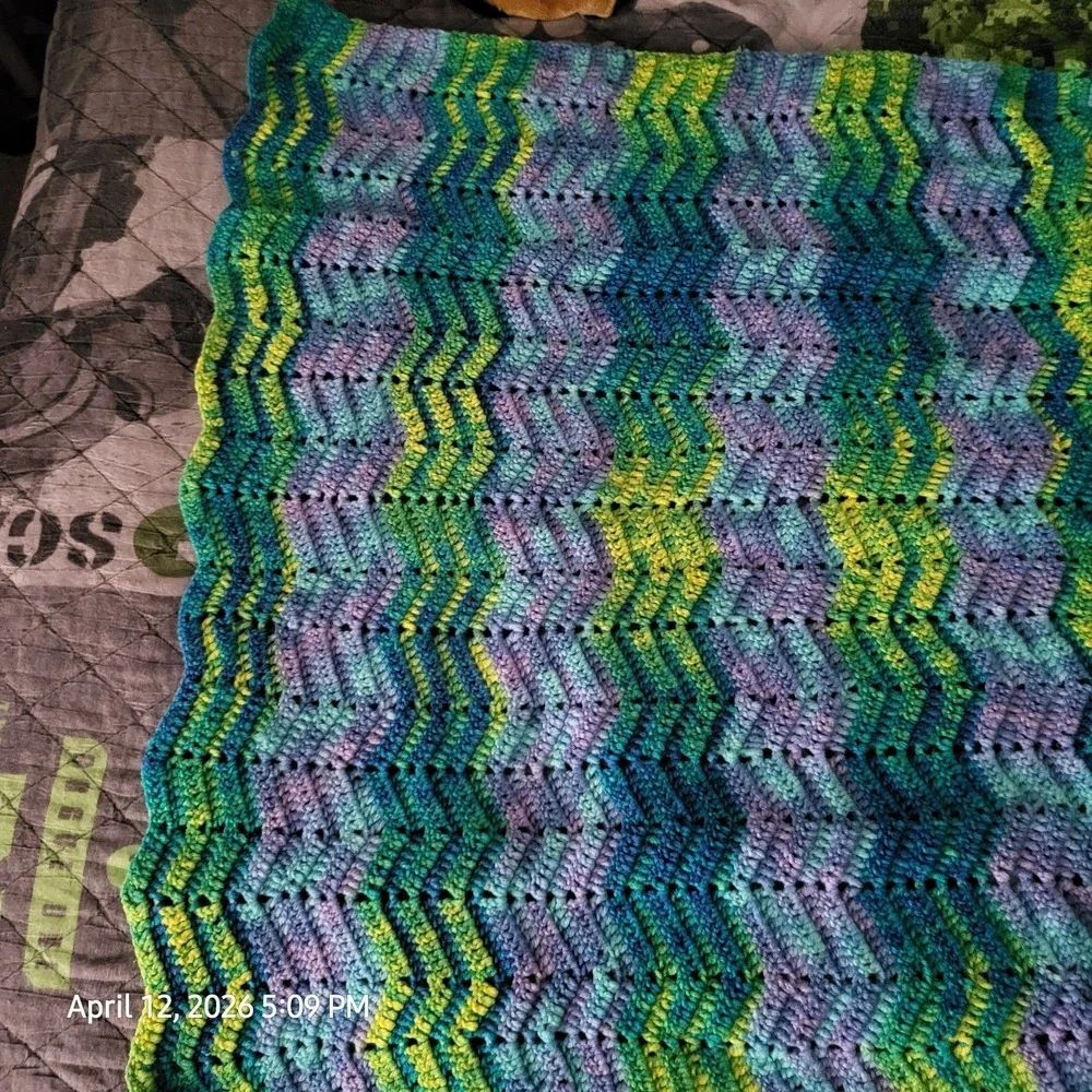 Vintage Crochet Ripple Afghan Blanket 70s Chevron Zig Zag Pastel Colors 30x33(2)